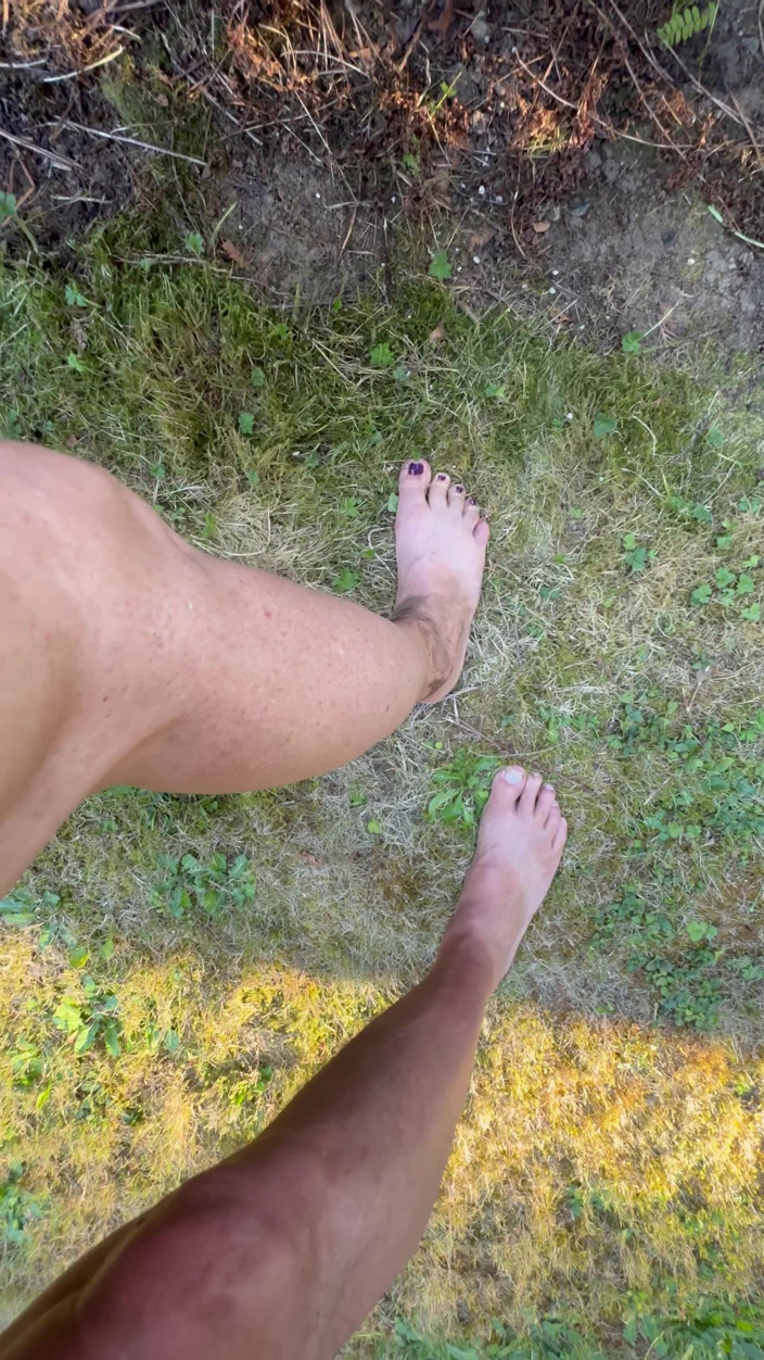 Bonewizzard69: Freckled smutsig fru blir böjd över däck och knullas bakom rumpa