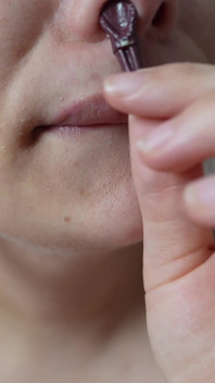 巨人女が小さな捕虜を辱める 彼はこれが起こるとは思ってもいなかった