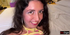 클리너는 소녀와 그녀의 엉덩이에 방에 들어갔어!