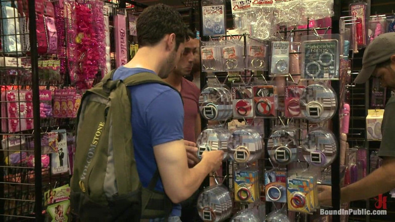 Bound in public: หนุ่มขาดสุดฮอตโดนลงโทษและโดนฝูงชนเย็ดเพื่อขโมยของ