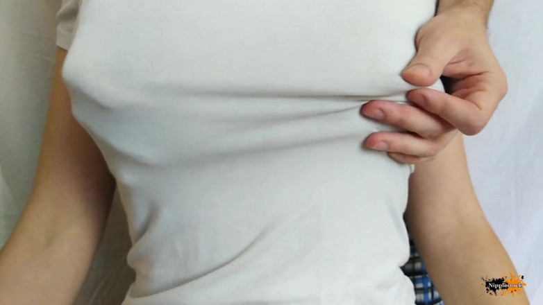 Nipple Stock: Vêtements déchirés pour sucer les gros seins naturels. Tétons excités