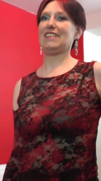 O europeană matură este futută cu pumnul și pizda ei de curvă este futută
