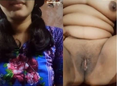नीली पोशाक वाली सुंदर कामुक लड़की - मस्त भाभी अपनी तंग चूत में उंगली कर रही है - बांग्ला बात कर रही है