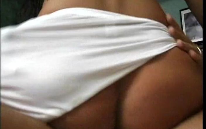 Hot and Wet: 근육질의 남자에게 못을 박기 전에 팬티를 젖게 만드는 오지는 다크헤어 뷰티 페인 고반니