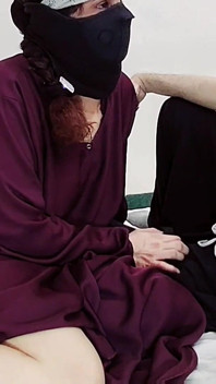Burqa Tesettürlü Müslüman Hintli Kız Kovboy Kıza Biniyor
