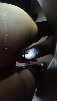 Une bombasse mature twerke sur une bite monstrueuse et squirte