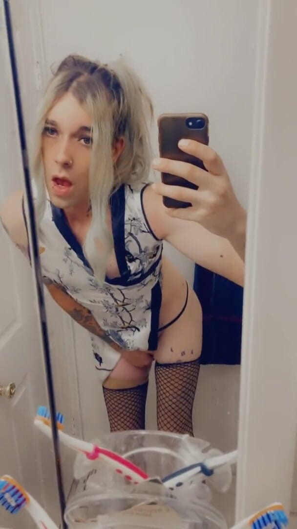 CarmenMelatonin: Kimono babe wants to play