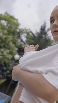 Piękna i seksowna blondynka uwielbia masturbację na świeżym powietrzu