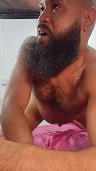 Carmona och hennes pappa turas om att ha en manlig rumpa