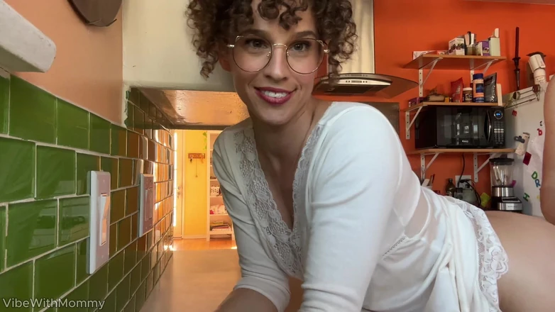 VibeWithMommy: 대학 남자와 섹스하는 발정난 동영상 블로거 새엄마