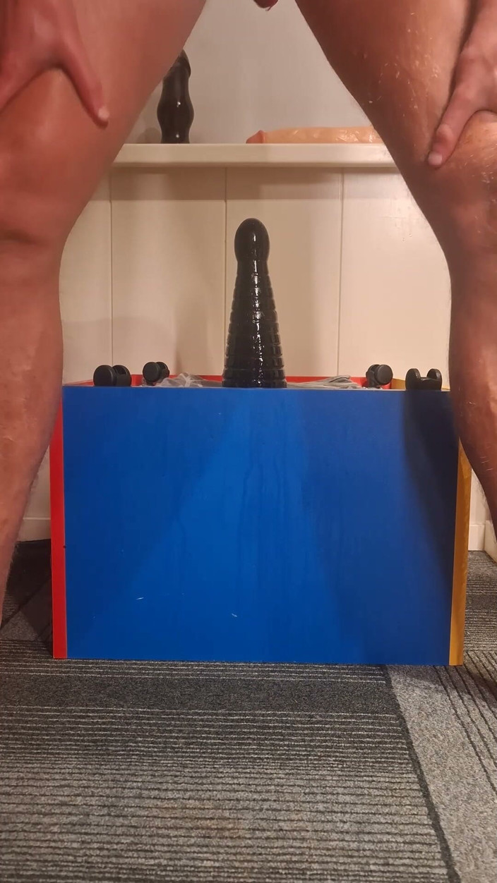 NoFace Twink X: Întindere anală cu twink sexy cu un vibrator imens