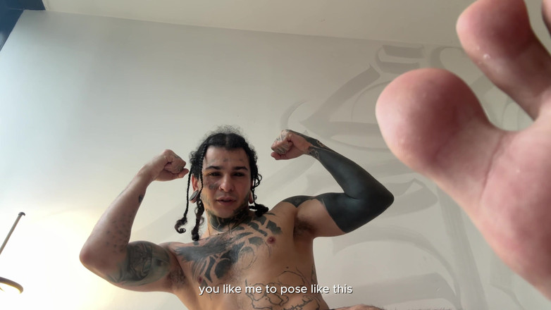 Dyavol: Un train géant passe devant un minuscule humain et lui...