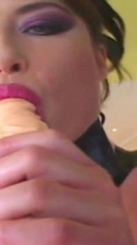 Wielki dildo bawi się kajdanami na nogi