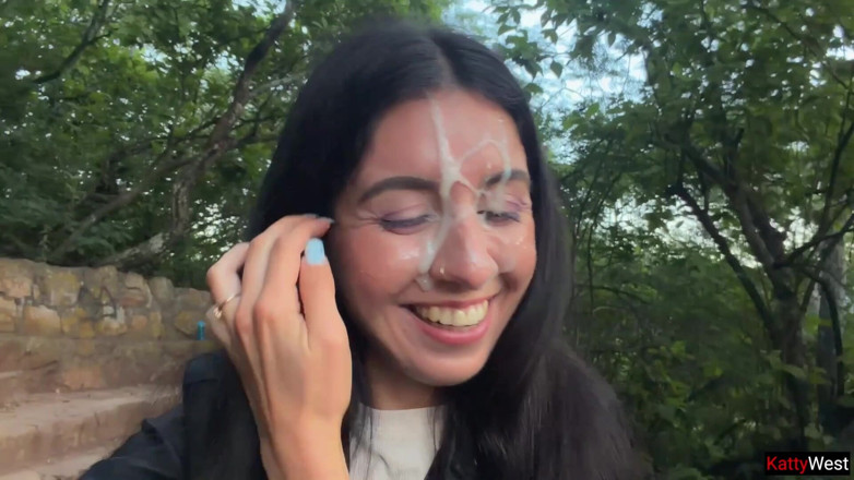 Katty West: Galen cumwalk i en allmän park full av människor – offentlig...