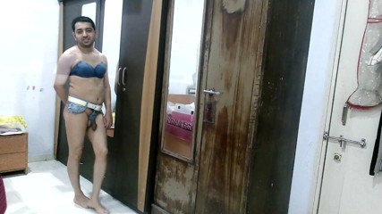 Cute & Nude Crossdresser: Heißer sissy-transvestört femboy Sweet Lollipop in einem jeans-bh mit DIY-tanga.