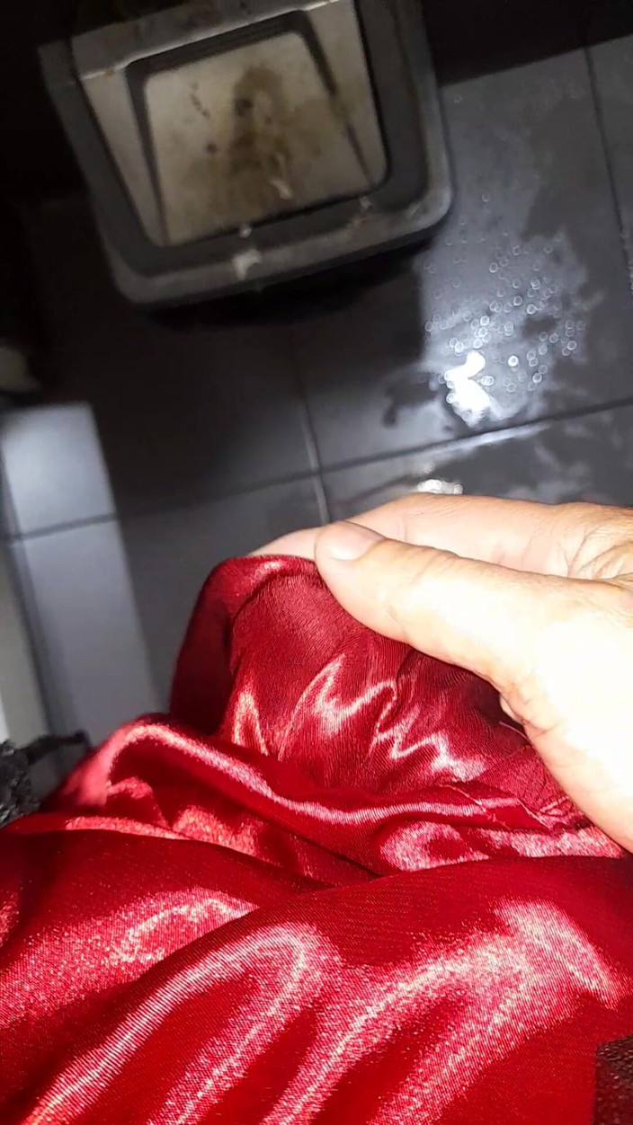 Naomisinka: Ejaculare în căptușirea din mătase satinată de la o rochie frumoasă