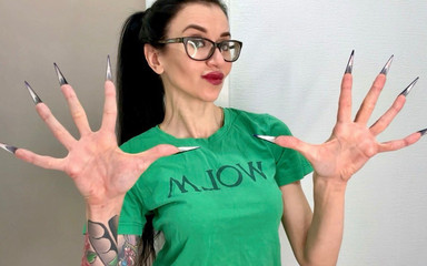 Julia domaina: Щелкает пальцами, длинные пальцы с темно-сииными длинными ногтями