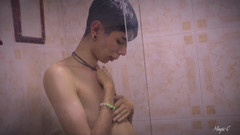 Magic C: POV tajně sledujete toto sexy latino twink, zatímco se sprchuje