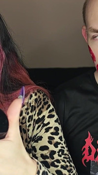 Jugosos Besos Agresivos Fuertes Y Pegajosos En La Cara De Un Chico Con Lápiz Labial Rojo