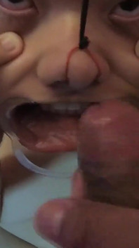 Mit dem schwanz im Gesicht und dem Sperma in den Augen