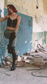 Boots, Jeans & Crushing Tease in an Abandoned Building(廃墟の建物でのブーツ、ジーンズ、クラッシュティーズ)