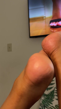 Orta yaşlı seksi kadın telefonda konuşurken ayakları
