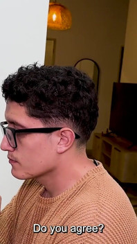 Latina baas neukt haar jonge nerd werknemer op kantoor, ze heeft een perfecte poes!