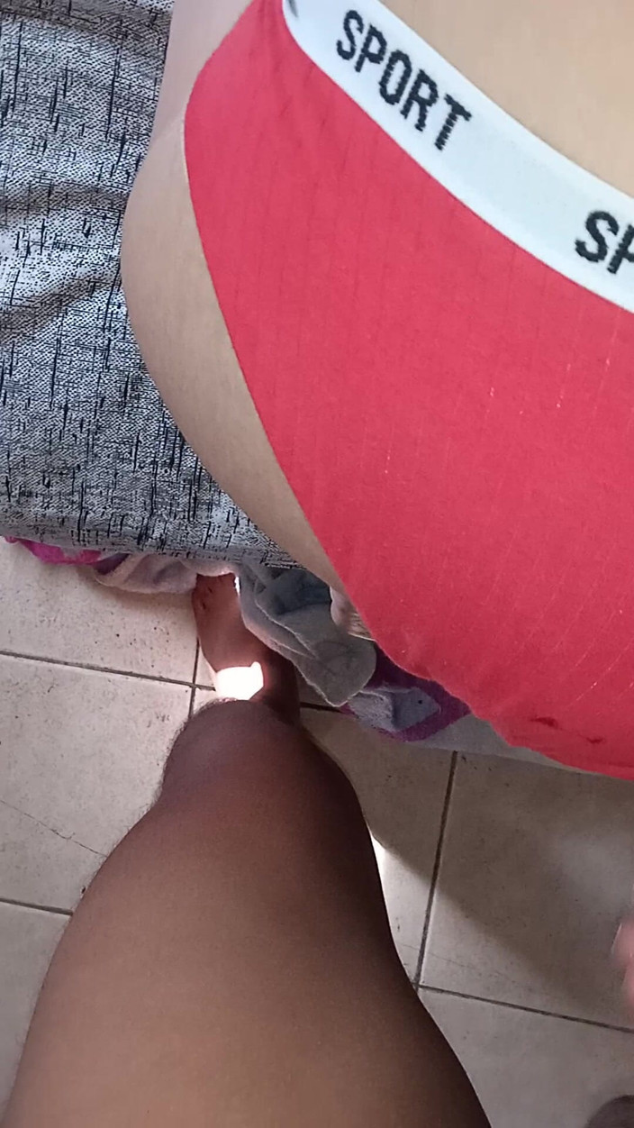 E-Alfa: Vytáhl jsem jí kalhotky, moje sousedka je velmi chutná