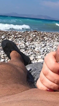 Ngocok kontol pacarku di pantai - ngocok kontol buru-buru sampai dicrot di luar ruangan