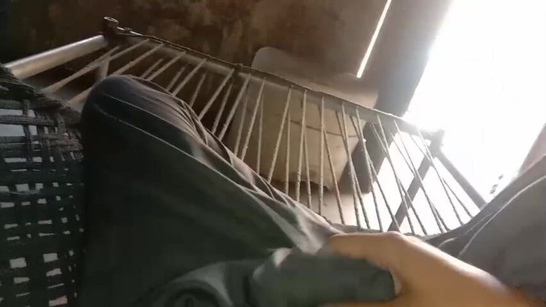 Desiboy gay: Cowok pakistan ngocok kontol di kamar sampai dicrot di dalam