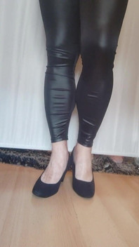 Czarne sztuczne skórzane legginsy i szpilki