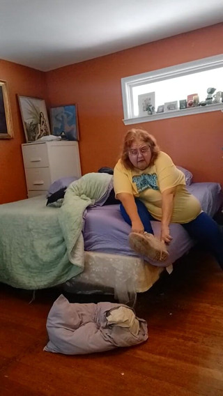 BBW nurse Vicki adventures with friends: Stinkende tennisschuhe Pewwwee