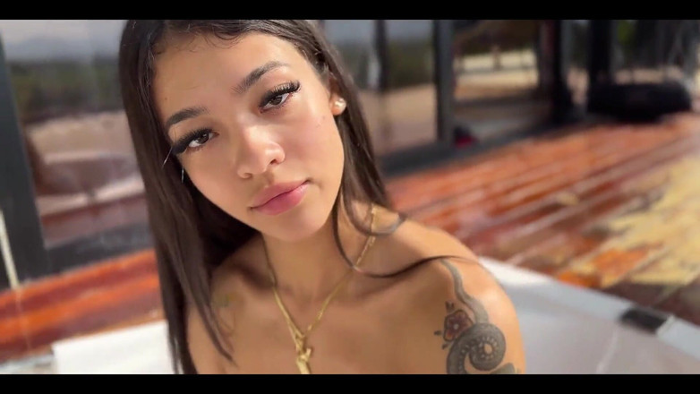 Anna Cherry: Sexe en public dans le jacuzzi !