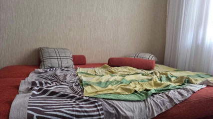 MiniCorgi: Карлик дрочить на ліжку, а потім кінчає!
