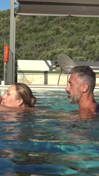 Hinter den kulissen der ganz natürlichen MILF Julia North Unterwasser soft im Pool