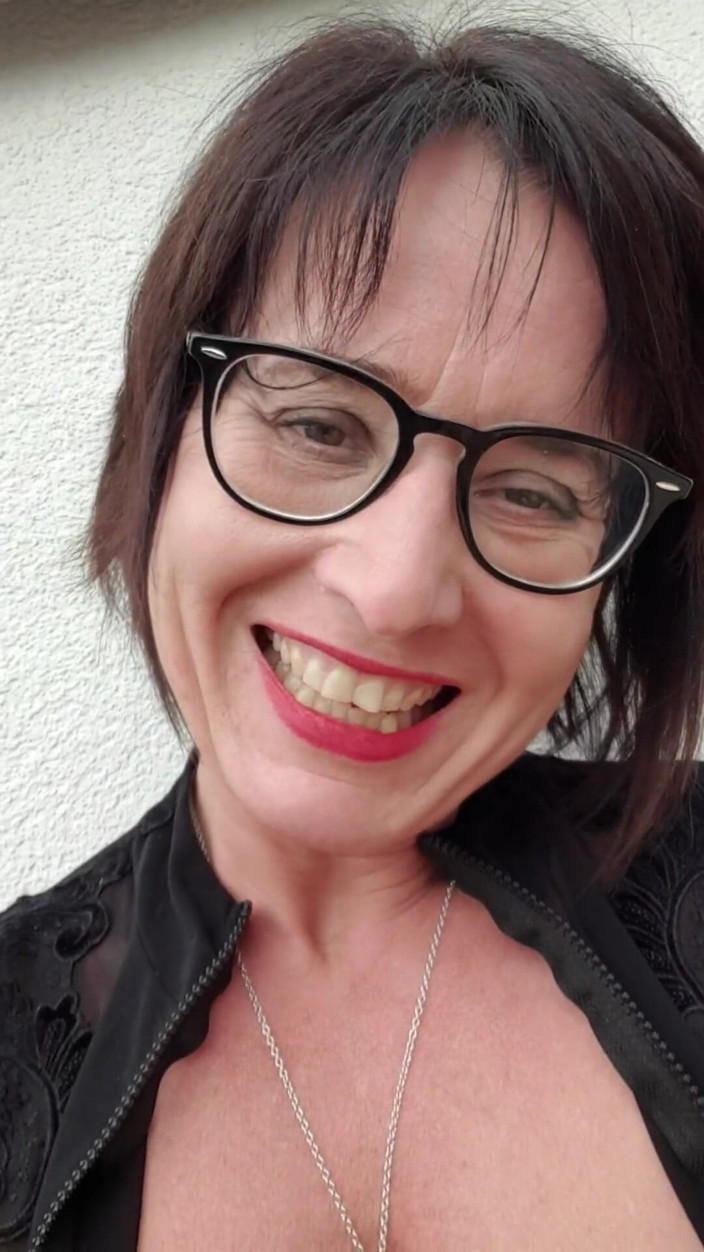 JulieEroticDress: 1,9 liter spuiten en intense milf oragsm