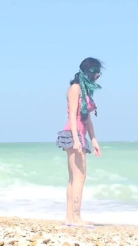 Adrianne en la playa! Video intermitente!