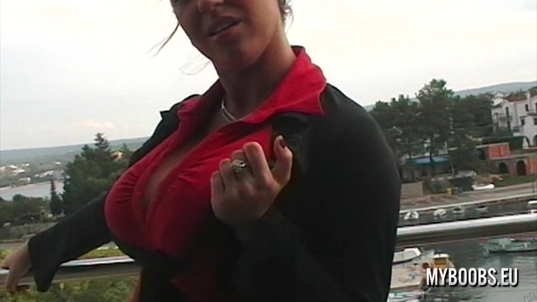 My Boobs: Kora Kryk з великими цицьками оголена на відкритому повітрі в Кроаті
