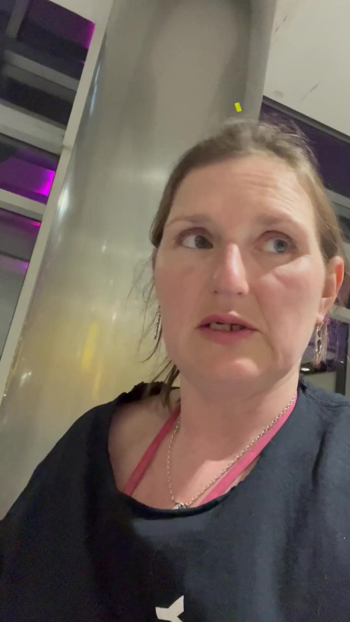 MistressWriggler: Голые В Аэропорту