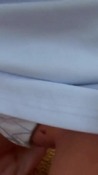 Daria je ruská teenagerka, která miluje, když má v dírách ruku