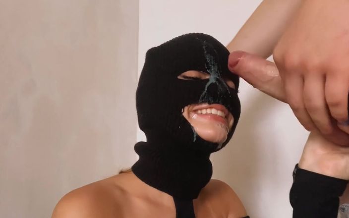 AnGelya G: Cewek sange ini lagi asik nyepong kontol sampai wajahnya dicrot...
