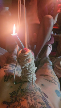 Brava Ragazza Frustata Con Palle a Luce Di Candela Punto Di Vista
