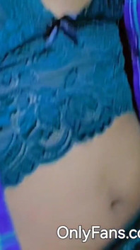Tiny Dick Sissy Strip tachinare și show bleg Micul clitoris încearcă să se masturbeze