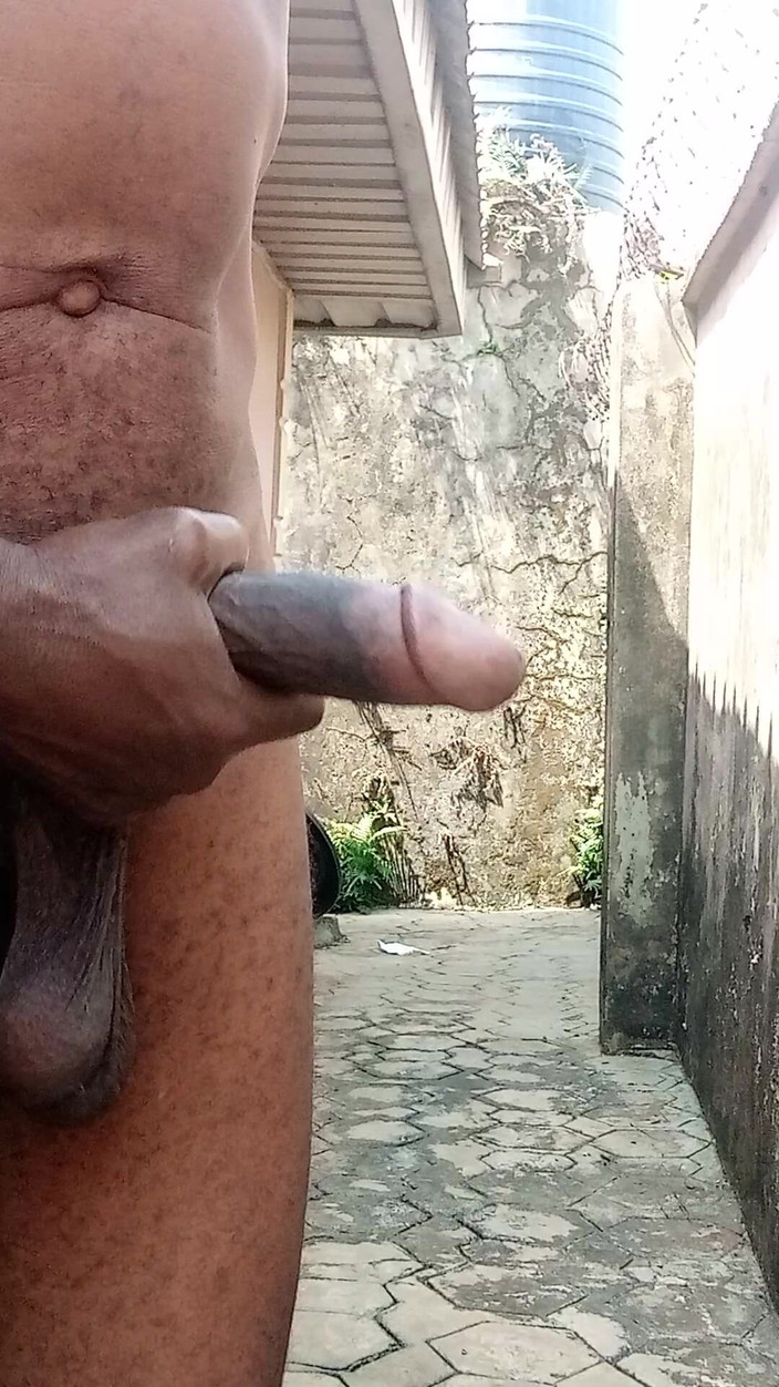 Londiq boys: Buitenshuis tonen van enorme zwarte pik, masturberen met enorm sperma