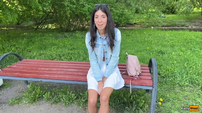 Katty West: 私の友人は、Flirtwithsbのおもちゃで公共の場で私のオーガズムを制御します