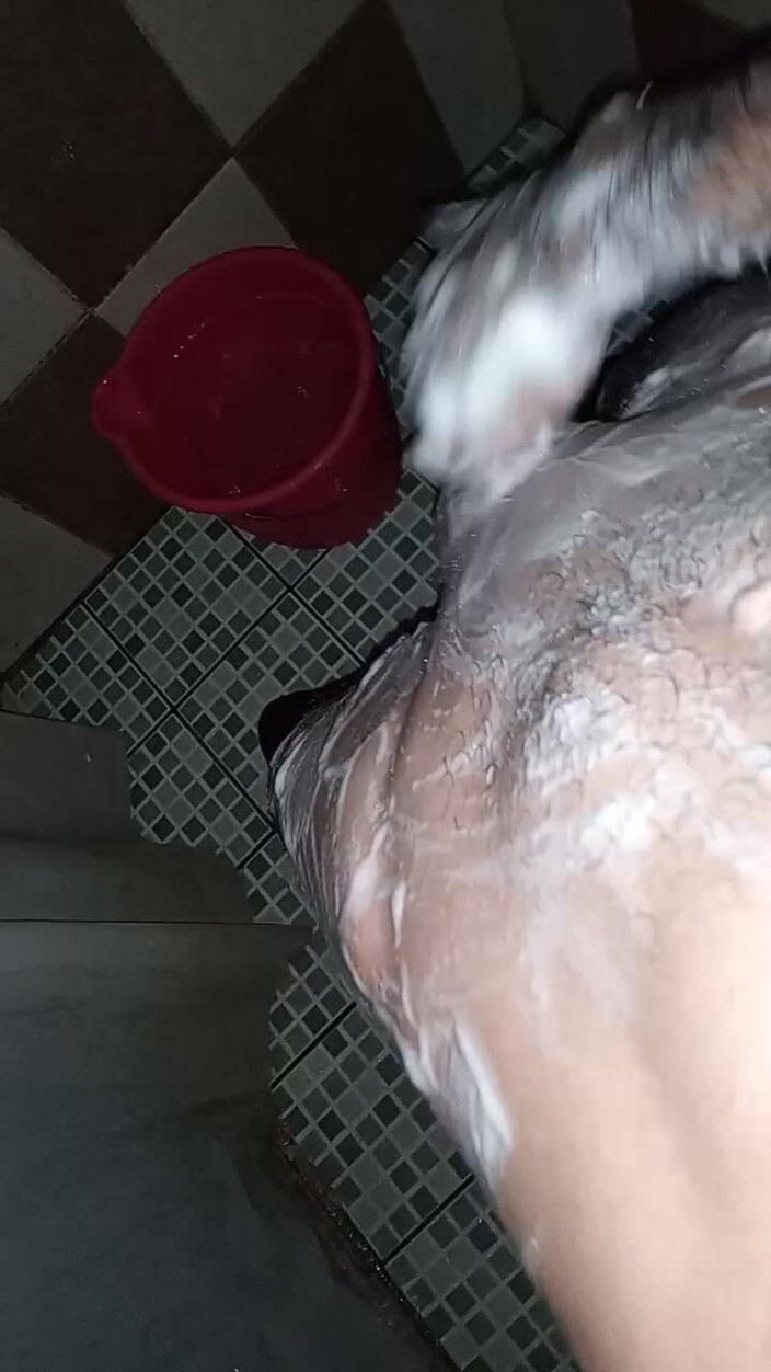 Cute boy jerks off: Chico guapo pone todo su cuerpo en una bufanda y...