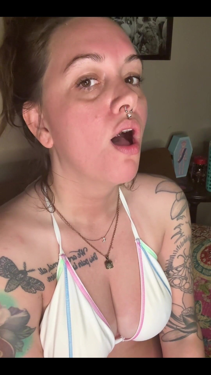 Chery Trees: Chery Trees Merokok Dalam Bikini