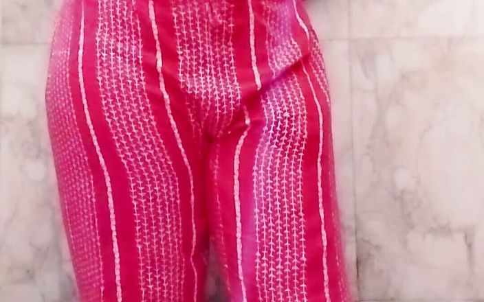 Riyathakur: Stiefschwester mit kamera im badezimmer erwischt, sexy figur
