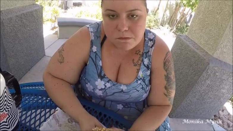 BBW Pleasures: Une SSBBW mange un énorme burrito à la piscine