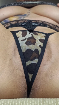 Ku nenasytná milfka masturbuje se všemi svými hračkami a svým velkým 30cm robertkem